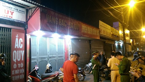 Ảnh hiện trường và clip cảnh sát bắt nghi phạm cướp tiệm vàng ở HN